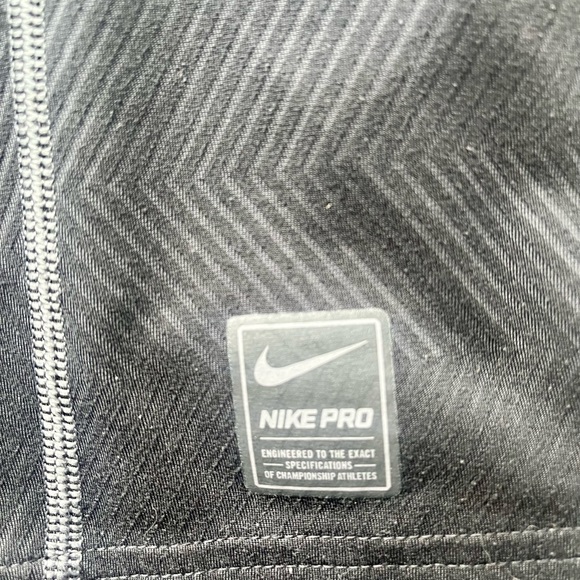 Nike Pro Mockneck long sleeve athletic top. - Picture 6 of 6
